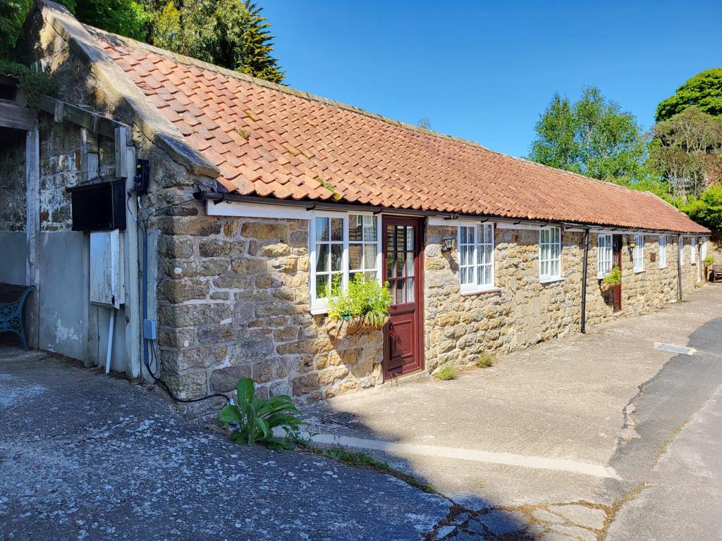 Lot: 64 - TERRACE OF THREE SELF-CONTAINED HOLIDAY COTTAGES -
